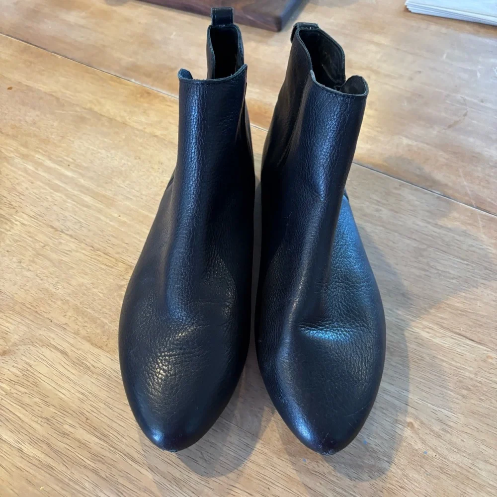 Born Black Leather Ankle Boots size 10 - Picture 2 of 6